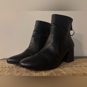 URBAN OUTFITTERS Harlow O-Ring Black Faux Leather Heeled Ankle Boots Women’s 8